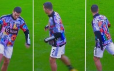VIDEO: Ronaldo trở thành trò hề khi bắt trước Antony 'xoay compa'