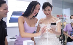 Á Hậu Hà Thu và Vũ Ngọc Anh thích thú trải nghiệm sản phẩm tại Samsung Premium Stores