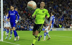 Man Utd thắng nhưng 'méo mặt', Arsenal vào thẳng vòng knock-out