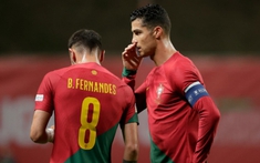 Bruno Fernandes lạnh nhạt ra mặt, Ronaldo đứng hình mất vài giây