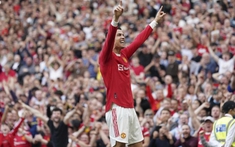 VIDEO: Ronaldo trở lại mái nhà Old Trafford, hàng vạn CĐV MU hò reo tên anh