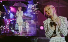 Khán giả “đội mưa” ngồi nghe Hoàng Yến Chibi hát hit của nhạc sĩ Đức Trí