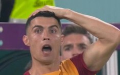 Biểu cảm khó đỡ của Ronaldo khi 'báo thủ môn' Bồ Đào Nha mắc sai lầm khó tin
