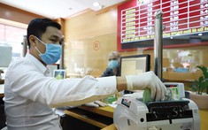 Lãi suất huy động tăng cao, nên gửi tiết kiệm hay dành tiền mua đất “ngộp”?
