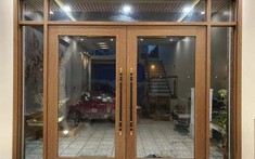 Mẫu cửa kính cường lực nhà ống