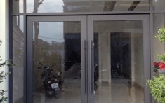 Mẫu cửa kính cường lực nhà cấp 4