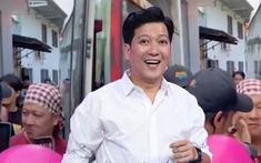 Chiều khán giả như Trường Giang: Lo cho an toàn của khán giả, đứng yên cho fans 'nựng' rồi mới chịu rời đi