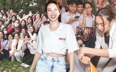 Fans trải từ Bắc vào Nam, hoa hậu Thùy Tiên muốn 'lên tăng xông' vì bị vây kín xin chữ ký