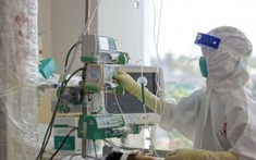 Tắt máy thở của bệnh nhân cùng phòng vì khó chịu tiếng ồn, cụ bà bị bắt giam do nghi ngờ ngộ sát
