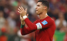 Ronaldo bỏ về khi tuyển Bồ Đào Nha đang ăn mừng chiến thắng
