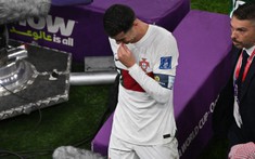 Ronaldo rơi nước mắt như mưa khi bị loại khỏi World Cup