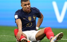 Bị Messi vượt mặt, Mbappe sút bóng vào mặt cổ động viên