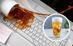 Trẻ con đổ nước làm hư máy tính, phụ huynh phủi bỏ trách nhiệm đổ lỗi cho nạn nhân