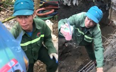 Ấm lòng trước tình cảm của cô gái dành cho bố nuôi, không ngại khó khăn đem thức ăn đến tận công trường