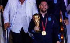 Cảnh tượng không tưởng khi Messi mang cúp vô địch World Cup 2022 về đến Argentina