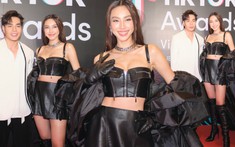Thùy Tiên diện full đen 'cực slay', sánh đôi cùng Lê Dương Bảo Lâm tại thảm đỏ TikTok Awards Việt Nam 2022