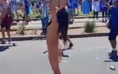 Nữ cổ động viên Argentina khỏa thân thực hiện lời hứa của Maradona