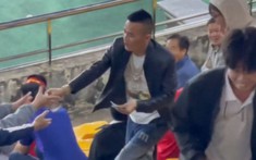 Cổ động viên Việt Nam ăn mừng bằng cách phát tiền cho các khán giả ngay trên khán đài