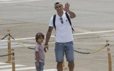 Sau World Cup, Suarez cùng con trai đến nhà Messi ăn mừng
