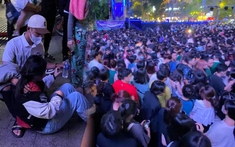Giữa biển người đón Countdown, cô gái ngất xỉu khiến dân tình nhớ lại thảm kịch Itaewon