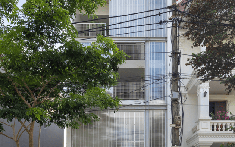 Nhà ống hẹp trở nên rộng rãi nhờ thiết kế nâng sàn kết hợp các khoảng trống tại Ninh Bình