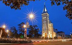 Nét đẹp châu Âu cổ kính của Nhà thờ con gà Đà Lạt