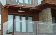 Top 5 mẫu lan can ban công kính đẹp nhất hiện nay