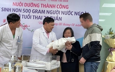 Nuôi dưỡng thành công bé trai người nước ngoài sinh non nặng 500 gram