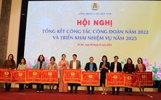 Công đoàn Y tế Việt Nam vinh dự nhận Cờ thi đua xuất sắc của Tổng Liên đoàn Lao động Việt Nam năm 2022