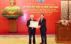 Trao Huy hiệu 55 năm tuổi Đảng tặng Tổng Bí thư Nguyễn Phú Trọng