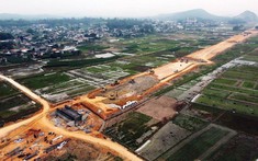 Thủ tướng chỉ đạo tập trung gỡ vướng về đất đai, vật liệu xây dựng để triển khai các dự án đường bộ cao tốc và bất động sản