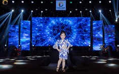Nhà thiết kế Châu Loan cho ra mắt bộ sưu tập cá tính “Men sứ” tại Thiên đường giấc mơ 4