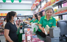 Lãnh đạo saigon co.op tính tiền, tư vấn, phục vụ khách hàng