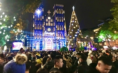 Người dân vui đón Noel trong thanh bình và hoan hỉ