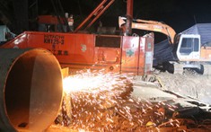 Chỉ còn 3m cuối cùng để tiếp cận được bé trai rơi xuống trụ bê tông tại Đồng Tháp