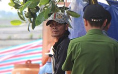 Bố bé trai 10 tuổi được đưa vào hiện trường, tiến hành hút bùn đất đưa nạn nhân ra ngoài