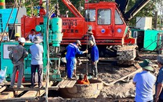 Truyền thông thế giới dành sự quan tâm đến vụ việc bé trai rơi xuống trụ bê tông: Hồi hộp chờ đợi phép màu