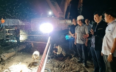 Cơ sở nào xác định nguyên nhân tử vong của bé trai rơi xuống trụ bê tông?