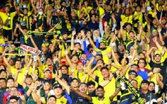 Ngỡ ngàng: CĐV Malaysia ca hát, vỗ tay mừng chiến thắng của ĐT Thái Lan