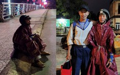 Ngày xuất ngũ xúc động: Người cha đội mưa chờ con trở về sau 2 năm xa cách, cô gái ôm chặt chàng lính trẻ kết thúc yêu xa