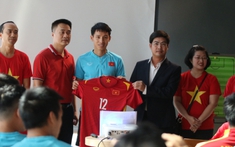 ĐT Việt Nam đón khách đặc biệt trước chung kết AFF Cup trên đất Thái Lan