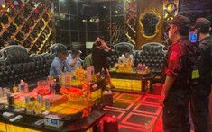 Bình Dương: Phát hiện nhân viên thoát y phục vụ khách tại một quán karaoke