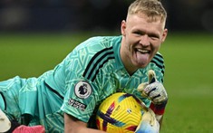 Thất bại đau đớn, CĐV Tottenham lao xuống sân đánh thủ môn Arsenal