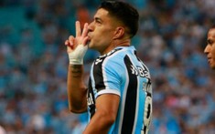 Suarez có trận ra mắt CLB mới như mơ khi vừa lập hat-trick