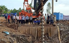 Vụ bé trai rơi xuống cọc bê tông: Trụ thứ 2 đã được kéo lên