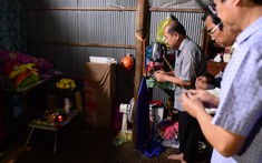 Chiếc bàn học cũ của Hạo Nam trở thành bàn thờ tạm, di ảnh được chụp từ khi 3 tuổi