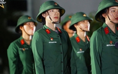 Ngã xiêu vẹo do bị tiền đình nặng, Nhã Phương vẫn trở thành quán quân ngày đầu nhập ngũ