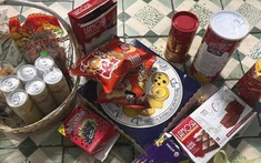 Khui giỏ quà tặng Tết, người dân nổi đóa khi nhận được bánh cúng rẻ tiền, bên trong toàn giấy carton