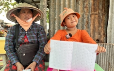 Cô bé 9 tuổi bị ba mẹ bỏ rơi, xin ăn tại bến đò nhận được 'cơn mưa' điểm 10 từ tuần đầu đến lớp