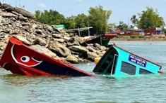 Lật tàu chở khách viếng chùa bà Châu Đốc, 1 người thiệt mạng